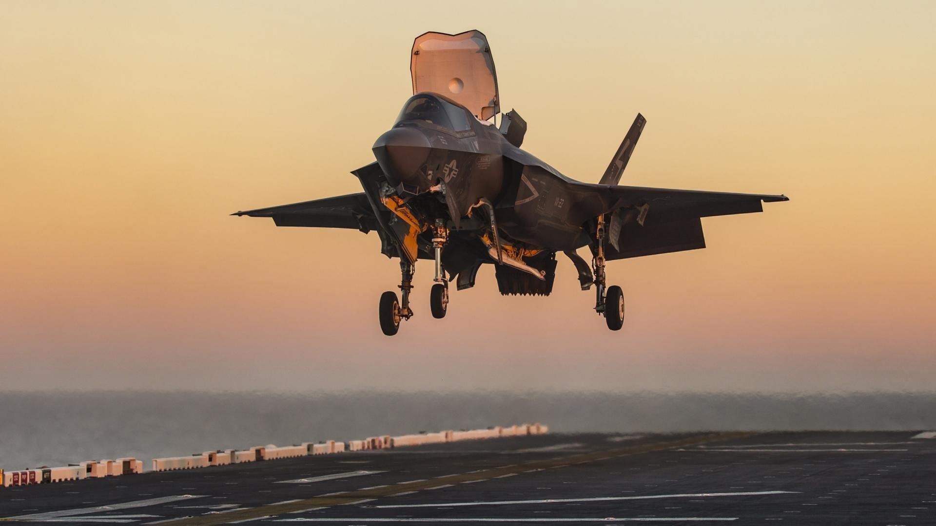 某队在大赛中扬眉吐气,赢得赞誉与掌声,在比赛期间,某队领队向总裁判出示证据