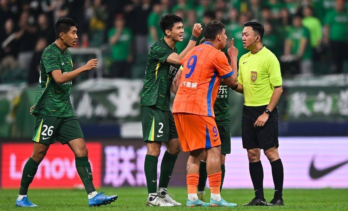 爱游戏体育:中超“金哨”执法引争议,球迷:这裁判是来搞笑的吗?的简单介绍 爱游戏体育:中超“金哨”执法引争议,球迷:这裁判是来搞笑的吗?的简单介绍