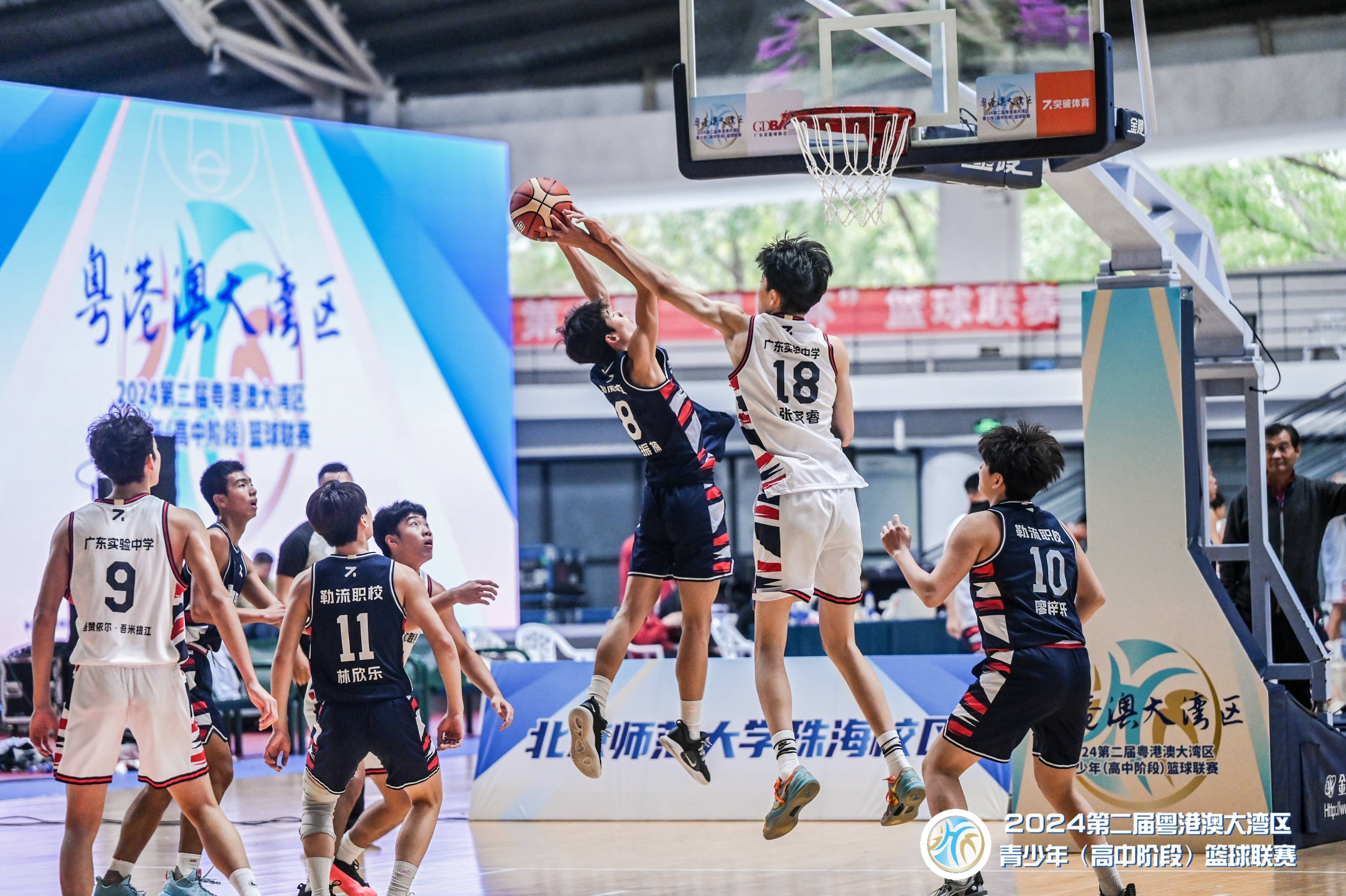 爱游戏体育：校园篮球联赛激情上演，青春风采闪耀赛场的简单介绍