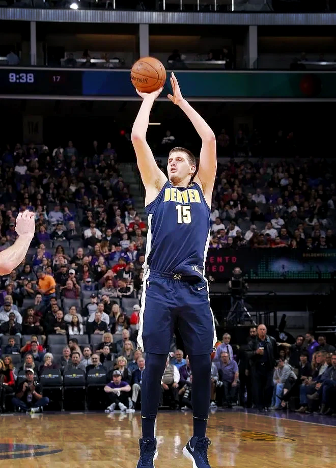 包含爱游戏体育:尼古拉·约基奇蝉联MVP：统治力依旧的词条